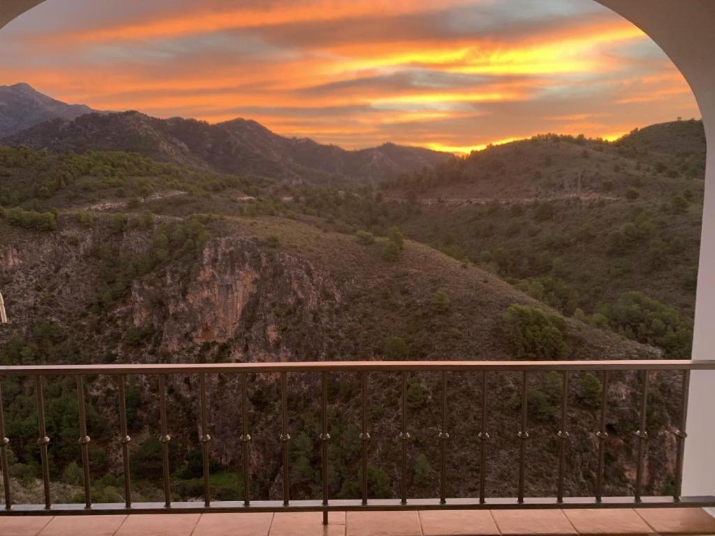 Casa con increíbles vistas a las montañas y al mar Frigiliana Exterior foto