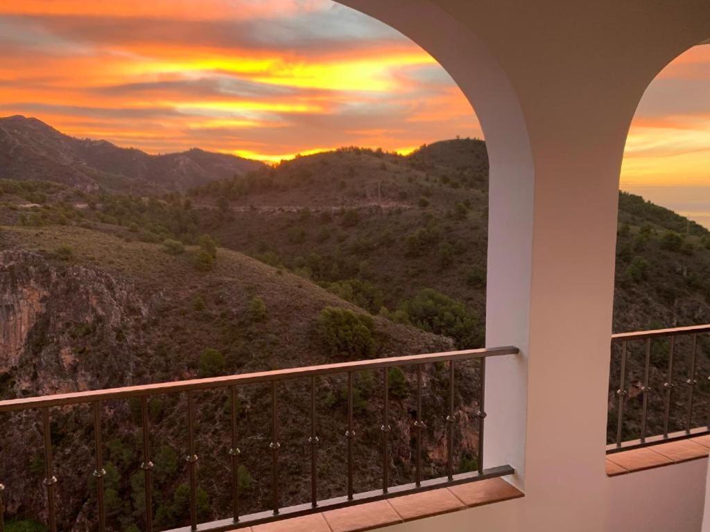Casa con increíbles vistas a las montañas y al mar Frigiliana Exterior foto