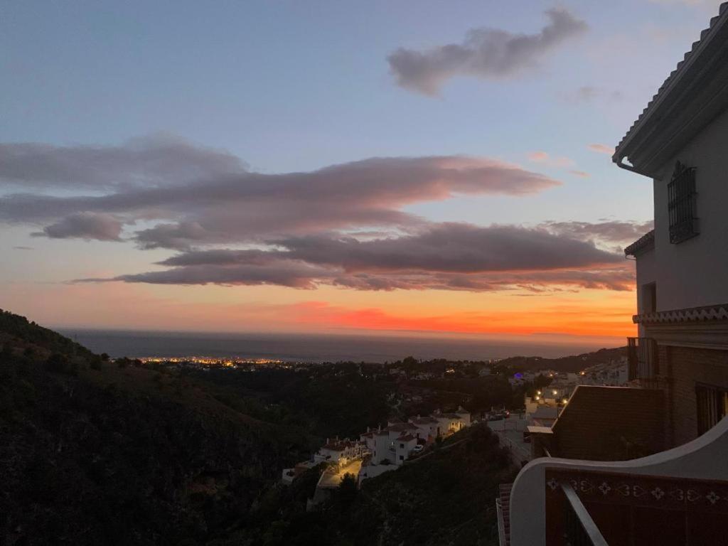 Casa con increíbles vistas a las montañas y al mar Villa Frigiliana Exterior foto