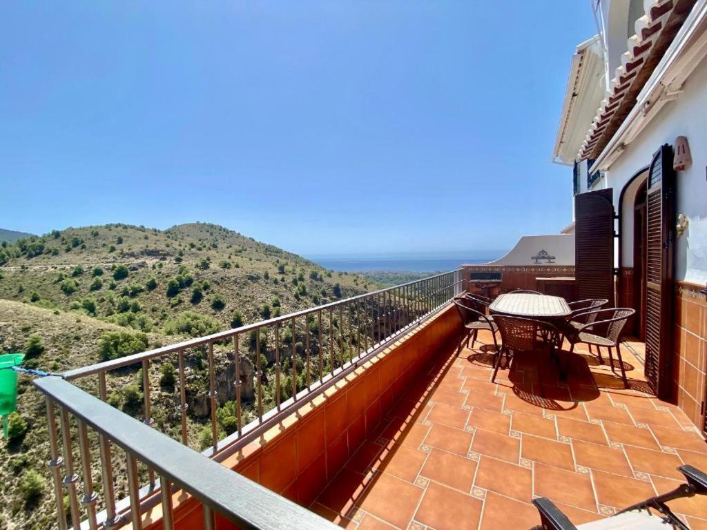 Casa con increíbles vistas a las montañas y al mar Frigiliana Exterior foto