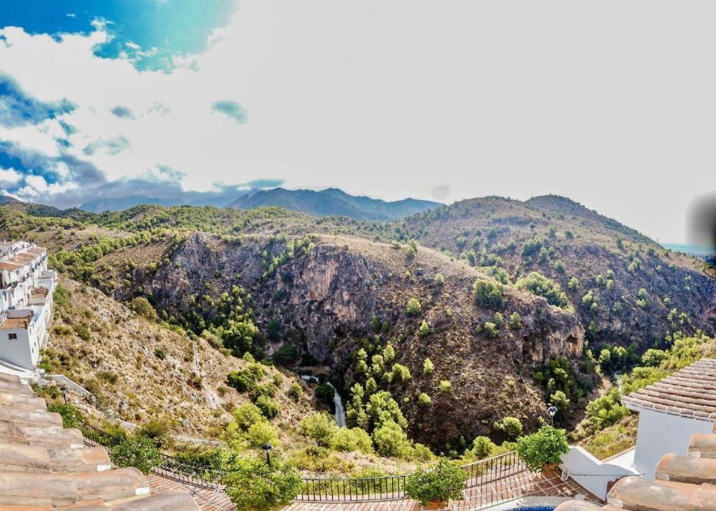 Casa con increíbles vistas a las montañas y al mar Frigiliana Exterior foto